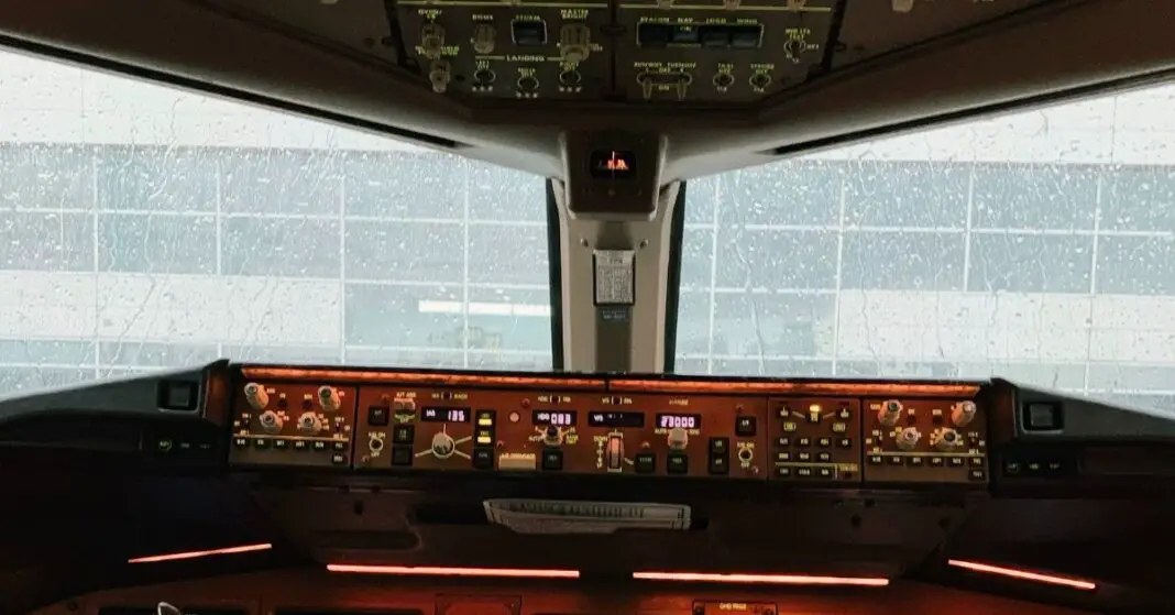 can-planes-fly-in-rain-aviatechchannel
